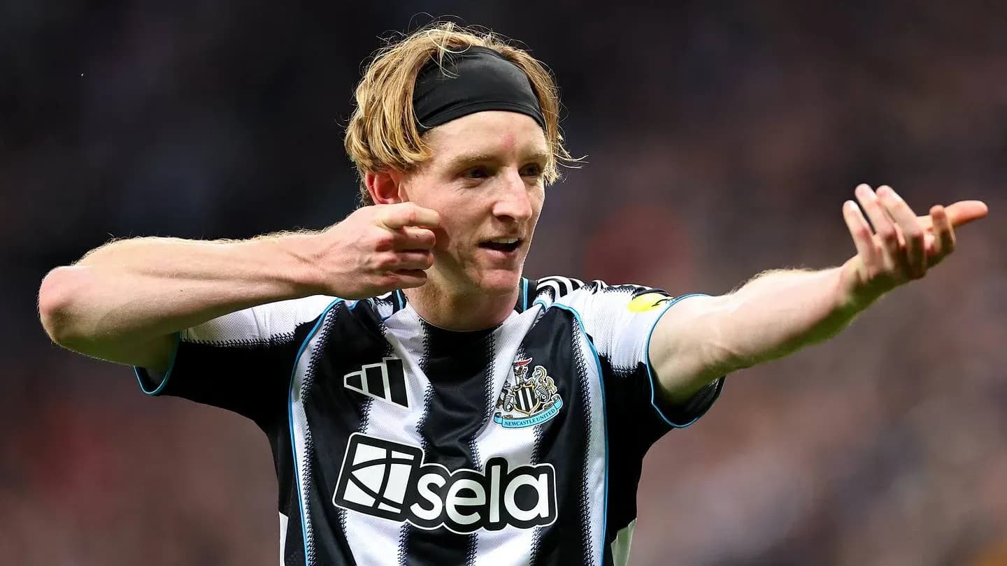 Futbolçu Newcastle formasında qol sevincini qeyd edir