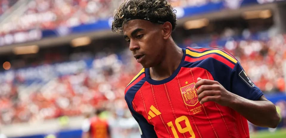 Futbolçu 19 nömrəli forma ilə oyunçudur