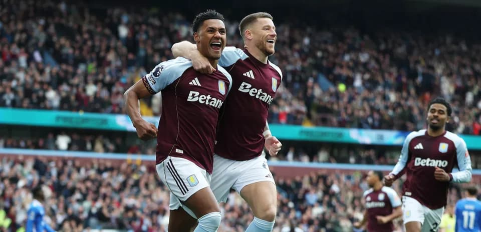Aston Villa oyunçuları qol sevinci yaşayır