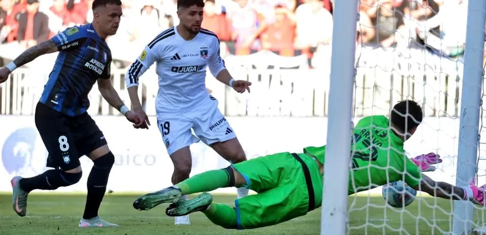 Huachipato və Colo Colo oyunçuları top üçün mübarizə aparır