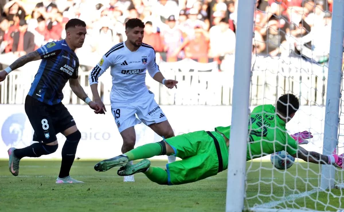 Huachipato və Colo Colo oyunçuları top üçün mübarizə aparır