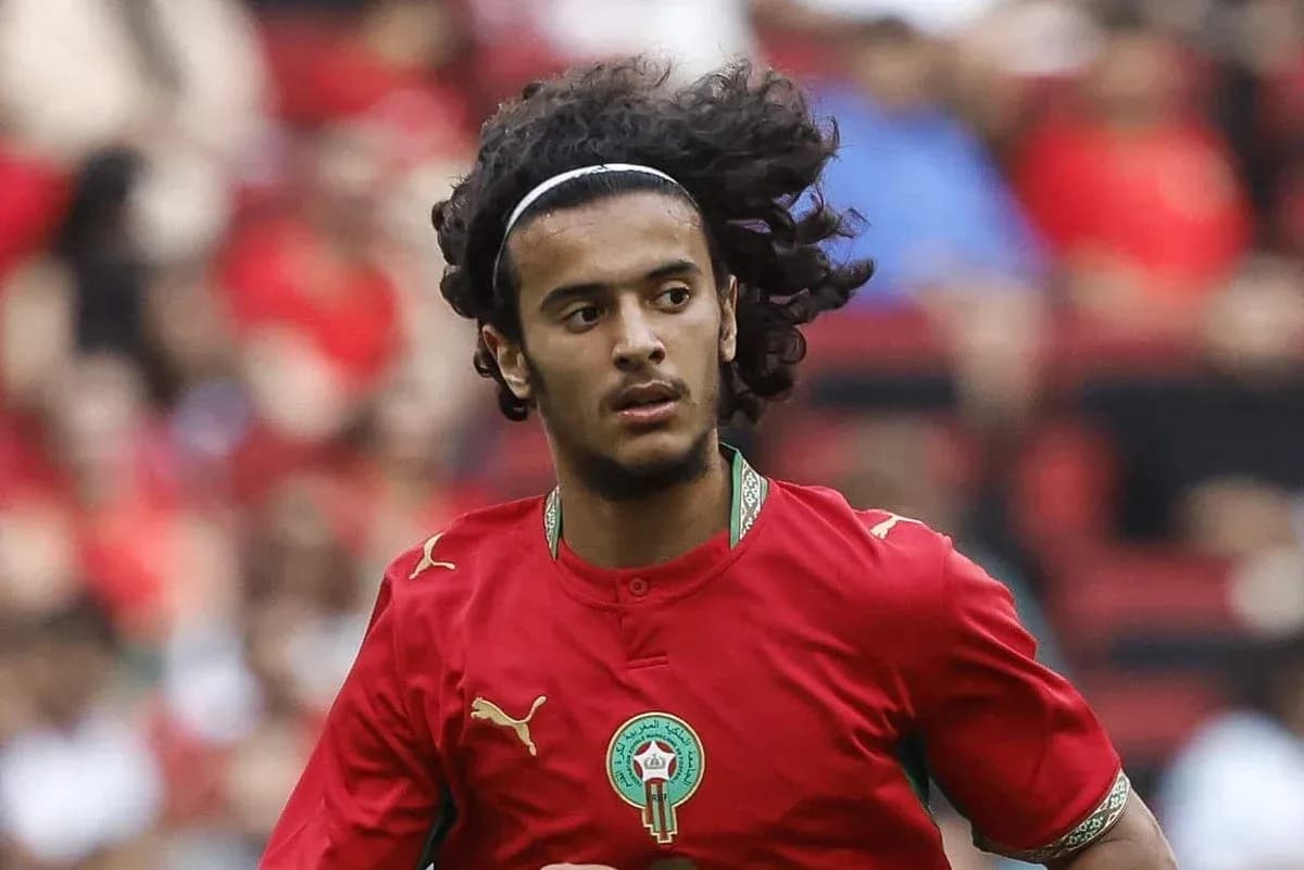 Futbolçu qırmızı forma ilə meydanda qaçır
