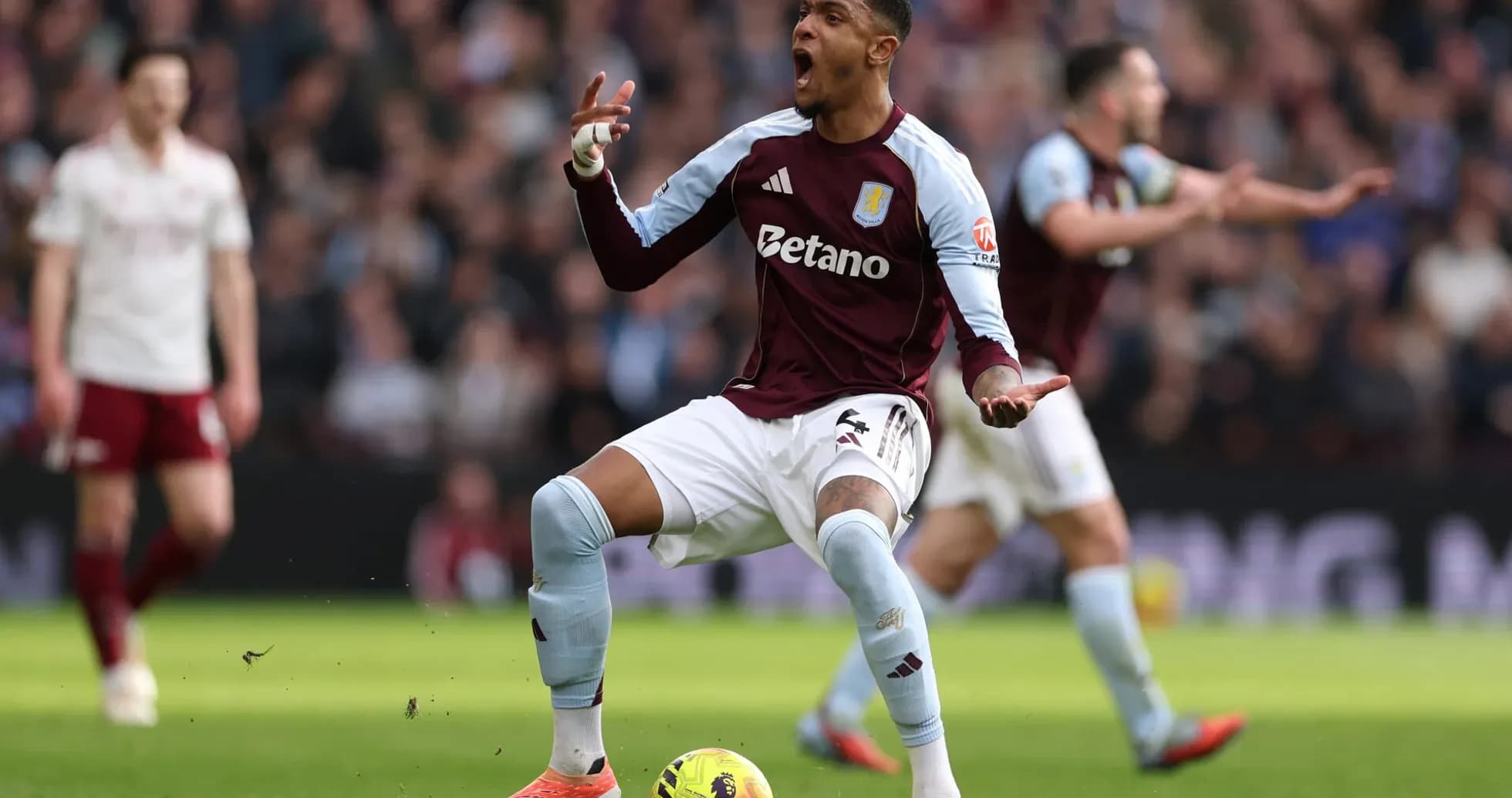 Aston Villa futbolçusu oyunda sevinir