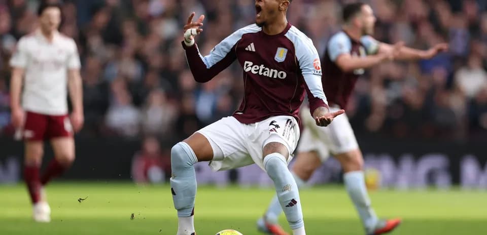 Aston Villa futbolçusu oyunda sevinir