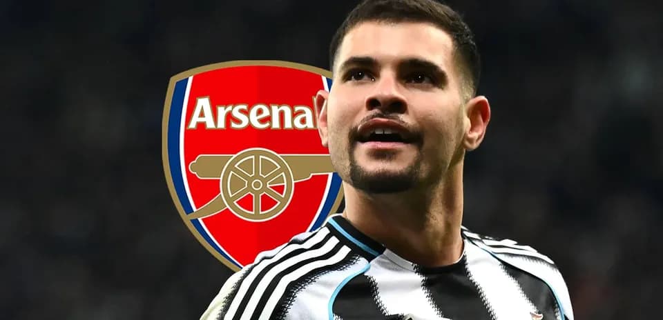 Futbolçu Arsenal logosu arxasında gülərək