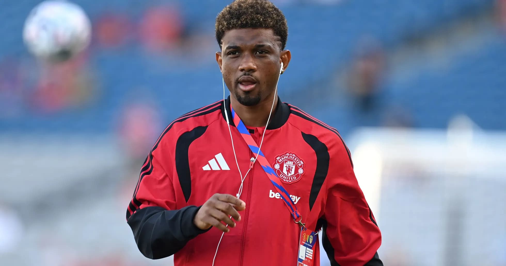 Futbolçu Manchester United forması ilə yürüyür