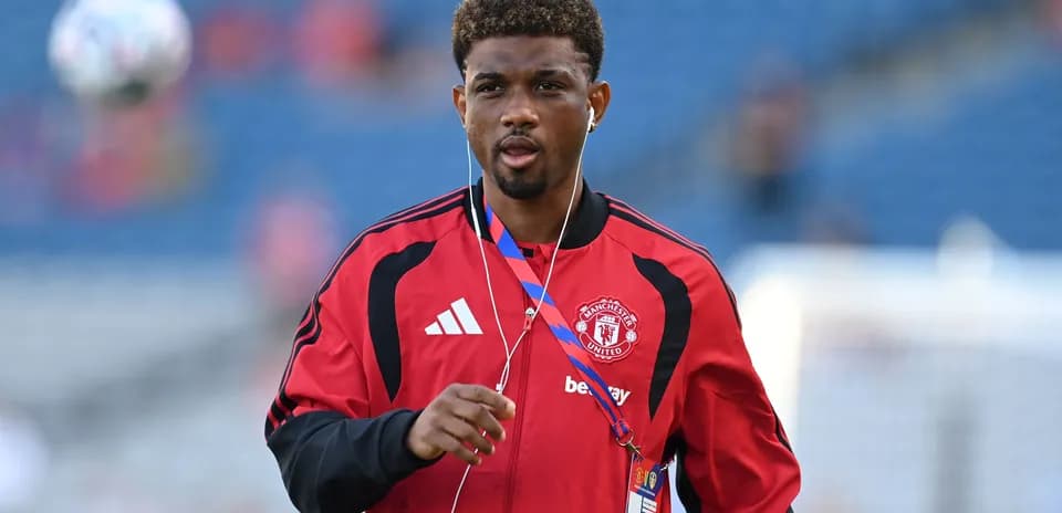 Futbolçu Manchester United forması ilə yürüyür