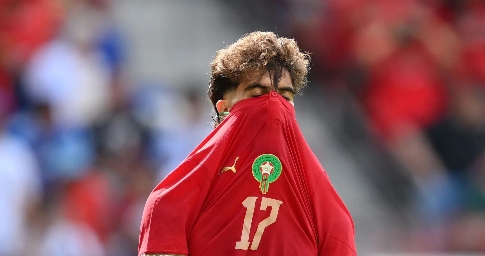 Futbolçu köynəyini üzünə çəkərək dayanıb