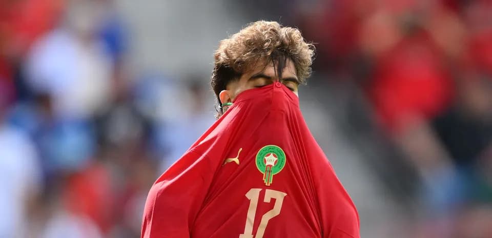 Futbolçu köynəyini üzünə çəkərək dayanıb