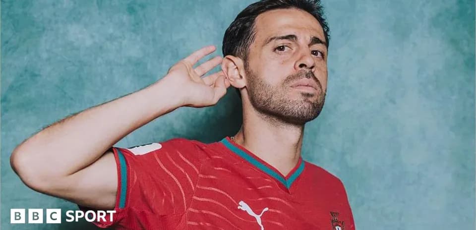 Futbolçu qırmızı formanı geyinib qulağını tutub