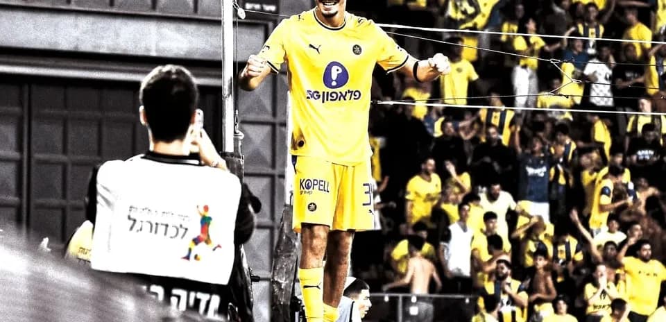 Maccabi Tel Aviv azarkeşləri ilə sevinir