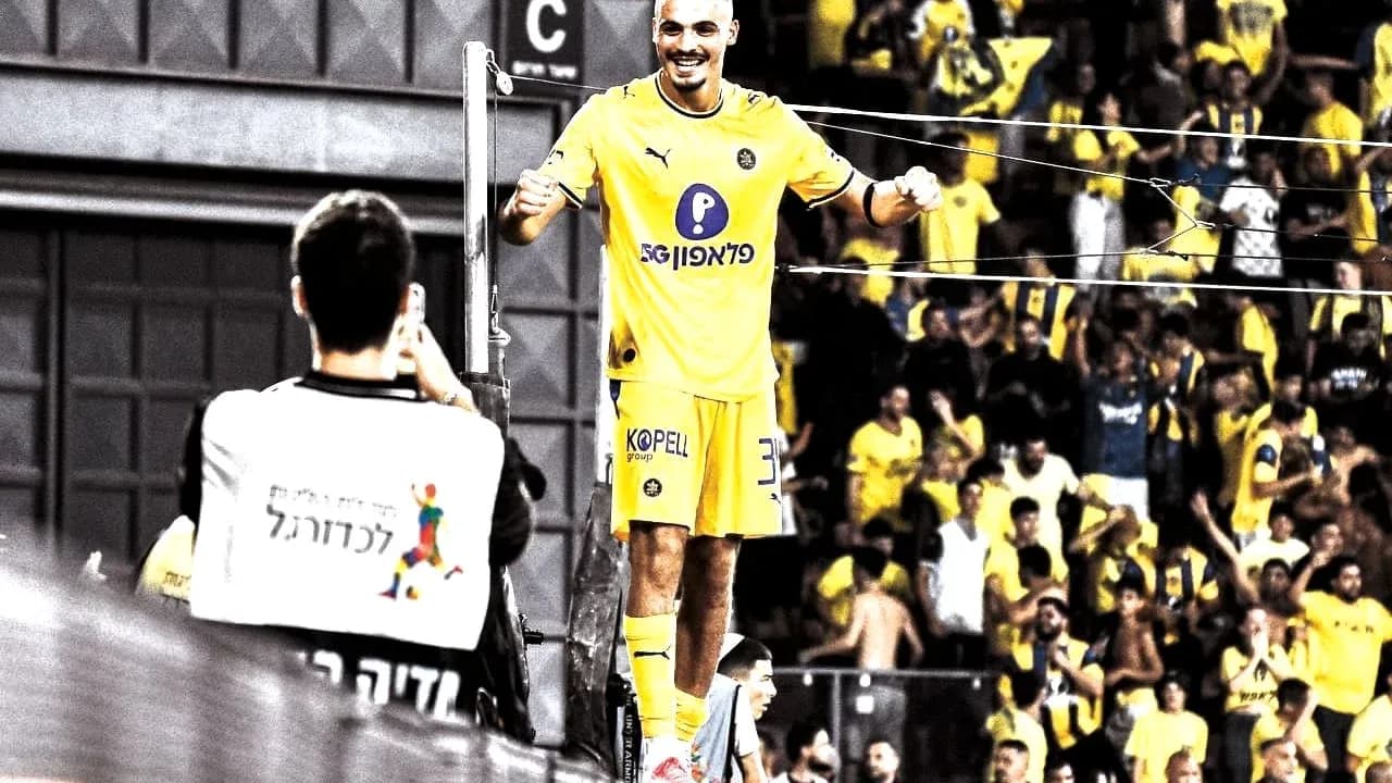 Maccabi Tel Aviv azarkeşləri ilə sevinir