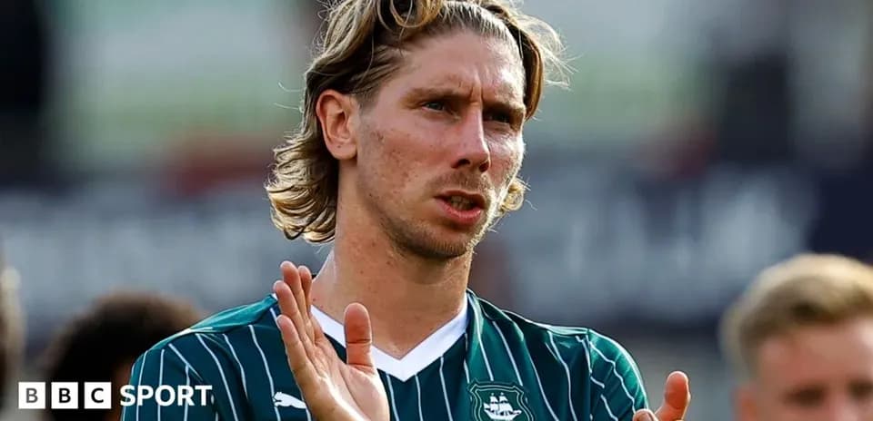 Futbolçu alqış edərək tərəfdarlarına təşəkkür edir