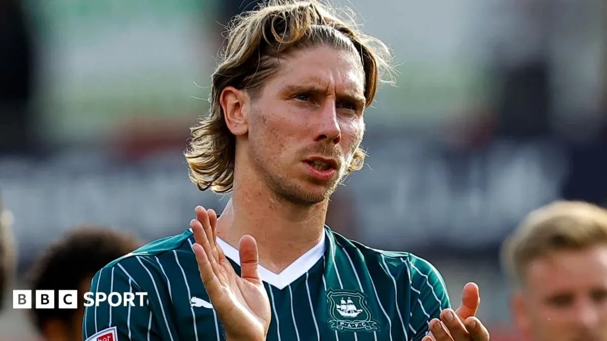 Futbolçu alqış edərək tərəfdarlarına təşəkkür edir