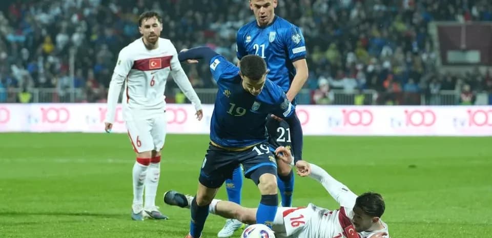 İki futbolçunun top uğrunda mübarizəsi