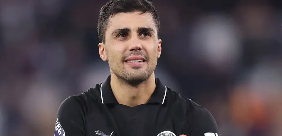 Futbolçu qara forma ilə sahədə durur