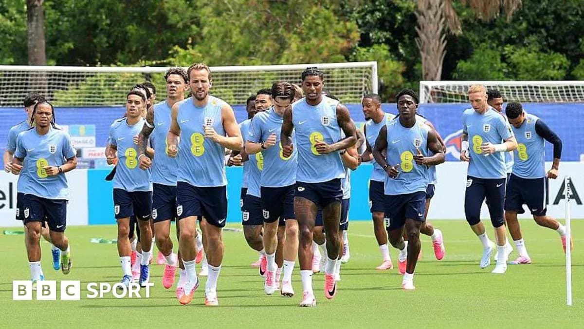 İngiltərə futbol komandası məşq zamanı qaçır
