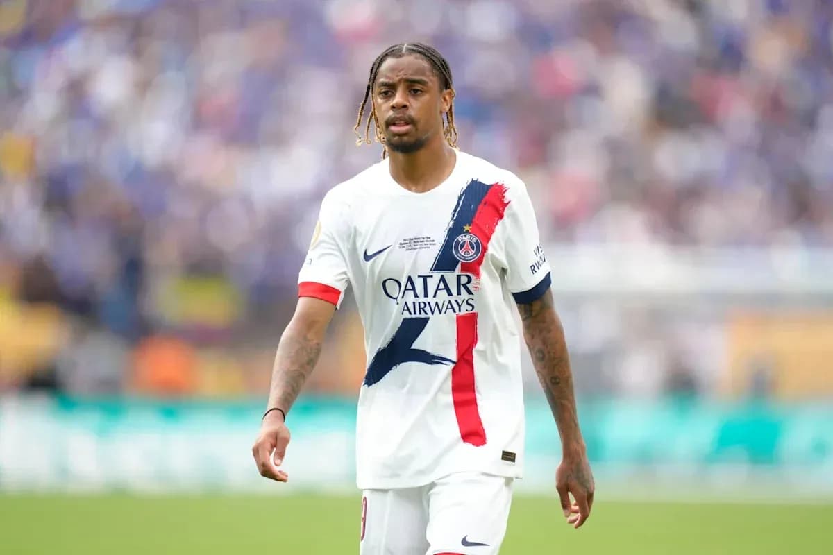 Futbolçu PSG formasında meydançada yürüyür