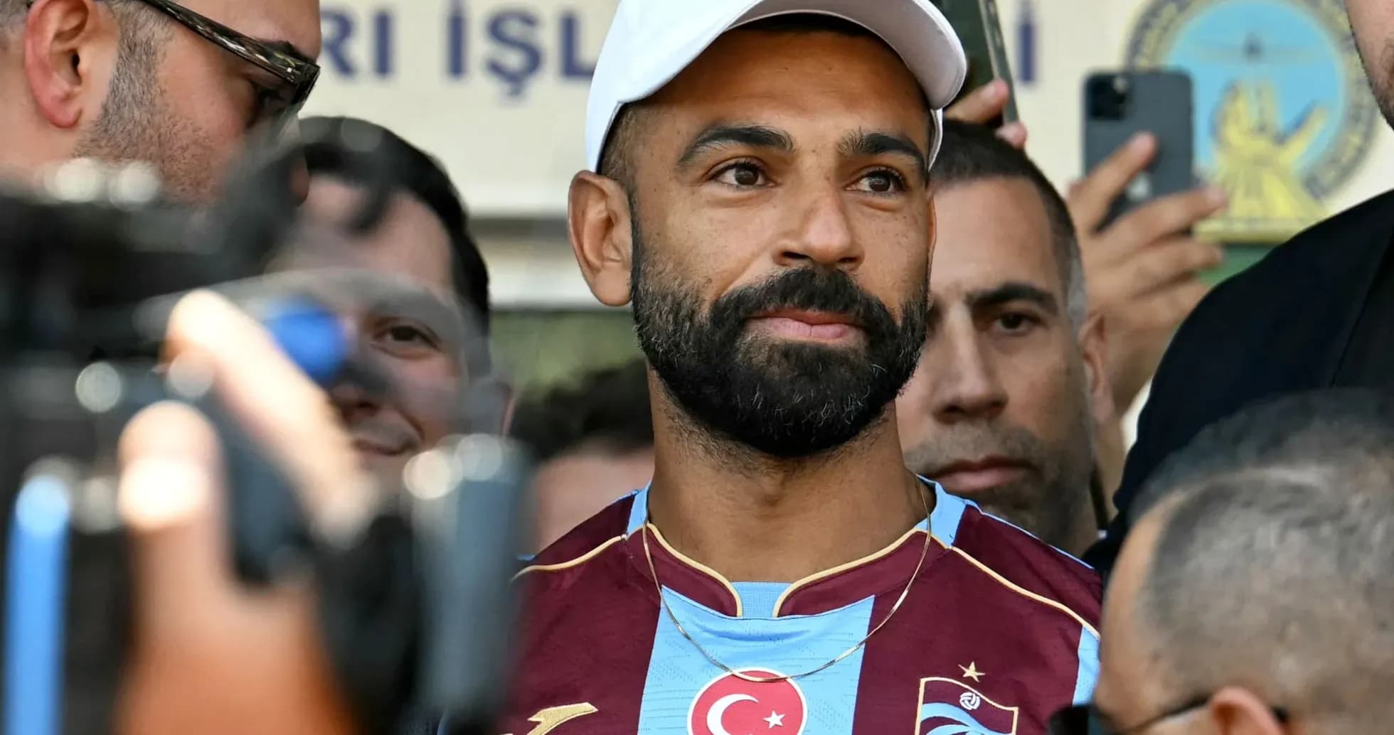 Futbolçu mətbuat konfransında iştirak edir