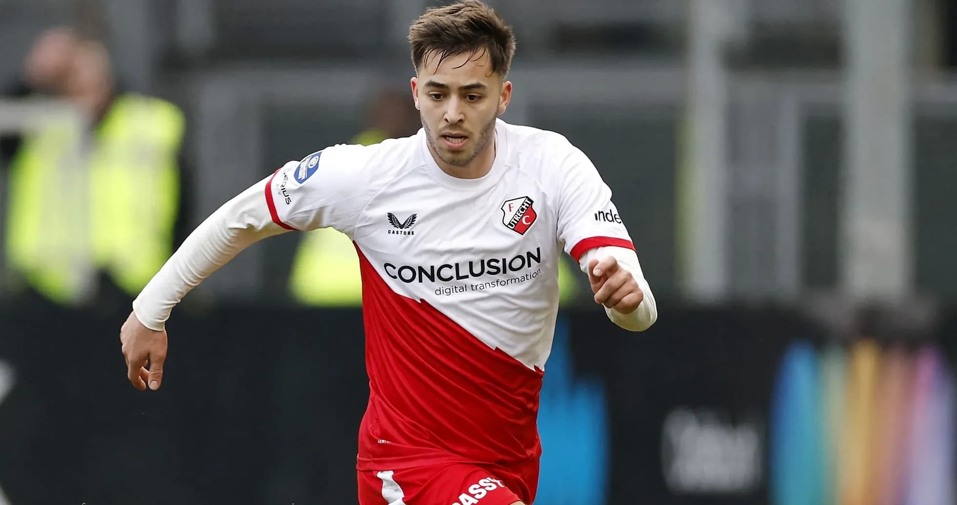 Futbolçu topu sürərək irəliləyir