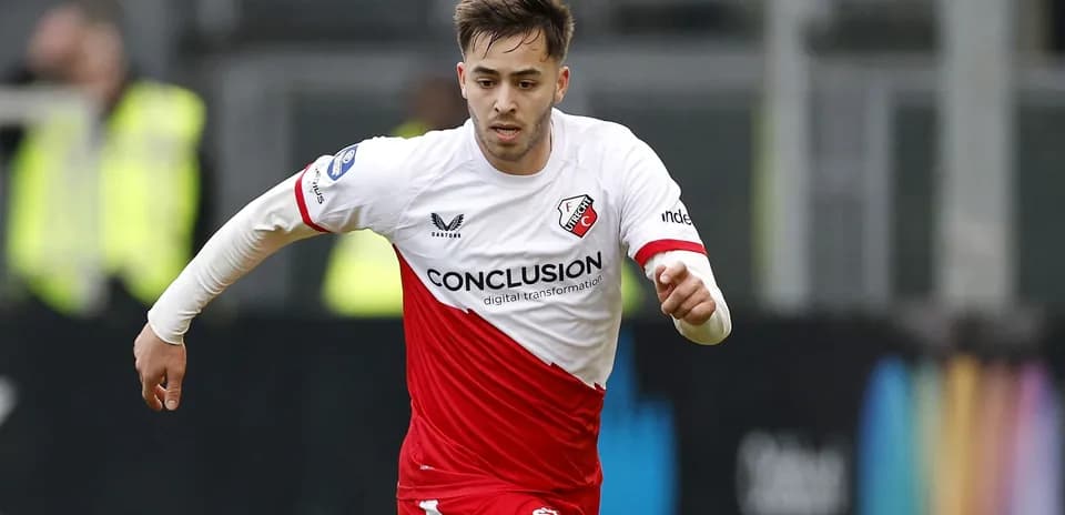 Futbolçu topu sürərək irəliləyir