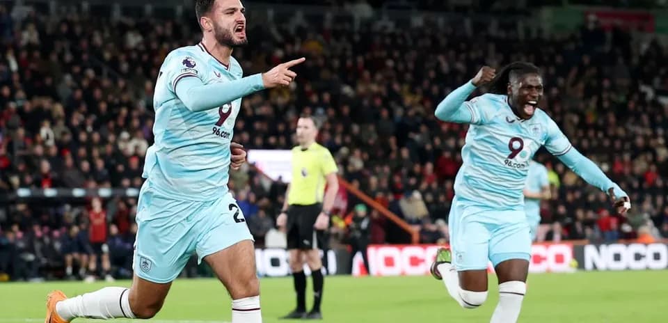 Burnley futbolçuları qol sevinci yaşayır