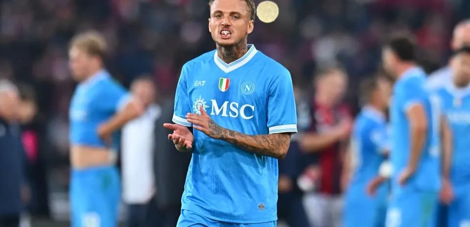 Futbolçu Napoli formasında məyus görünür