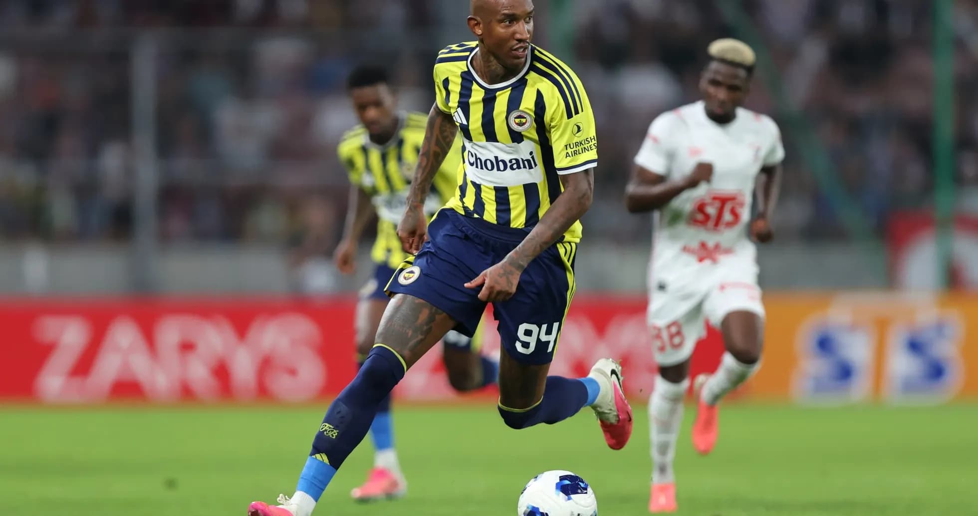 Fenerbahçe oyunçusu topu sürür