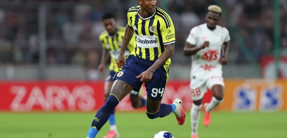 Fenerbahçe oyunçusu topu sürür