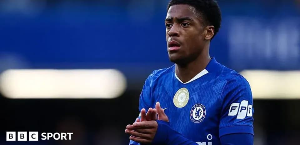 Futbolçu Chelsea formasında durur, diqqətlə baxır