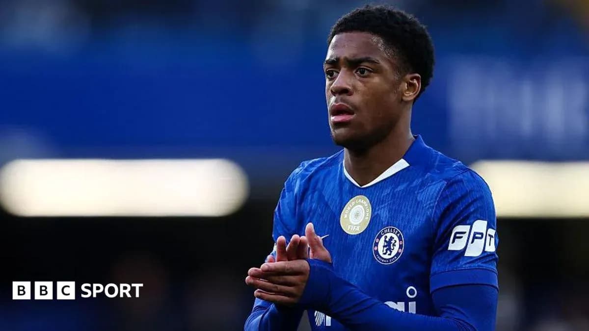 Futbolçu Chelsea formasında durur, diqqətlə baxır
