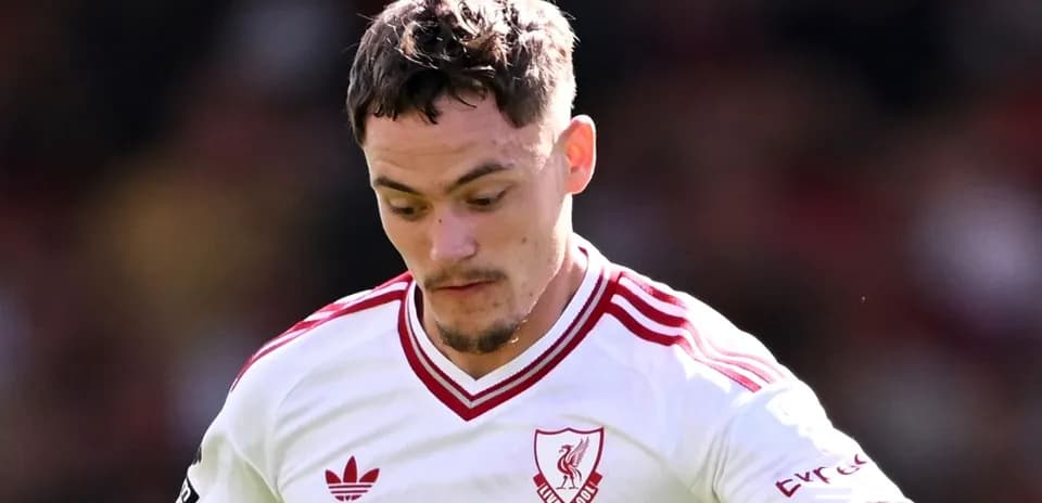 Futbolçu Liverpool formasında topa yönəlir