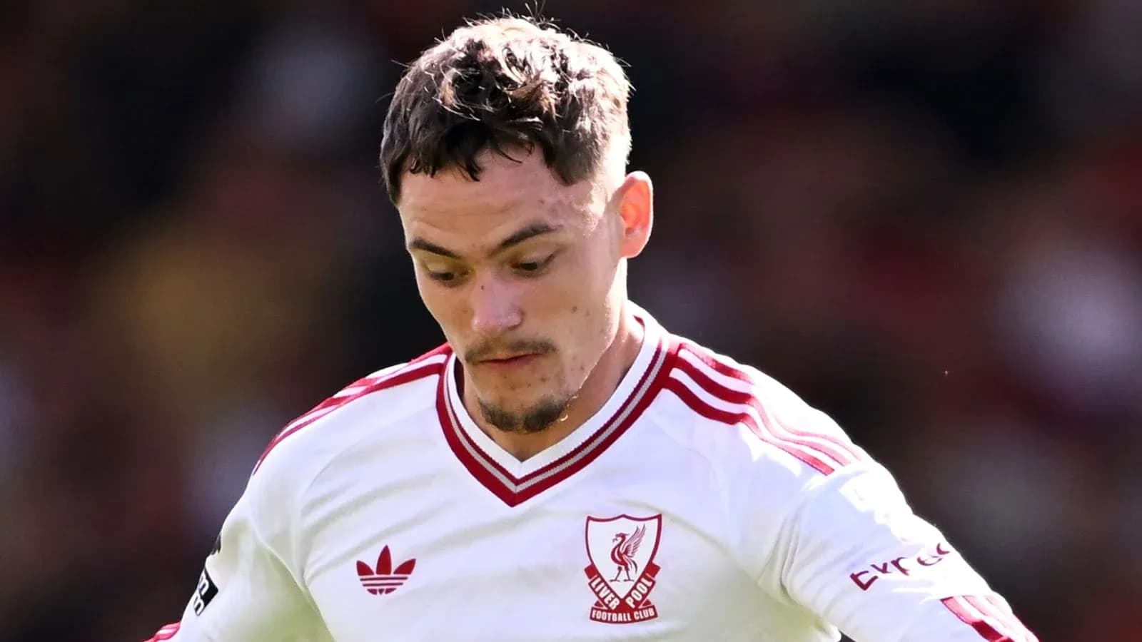 Futbolçu Liverpool formasında topa yönəlir