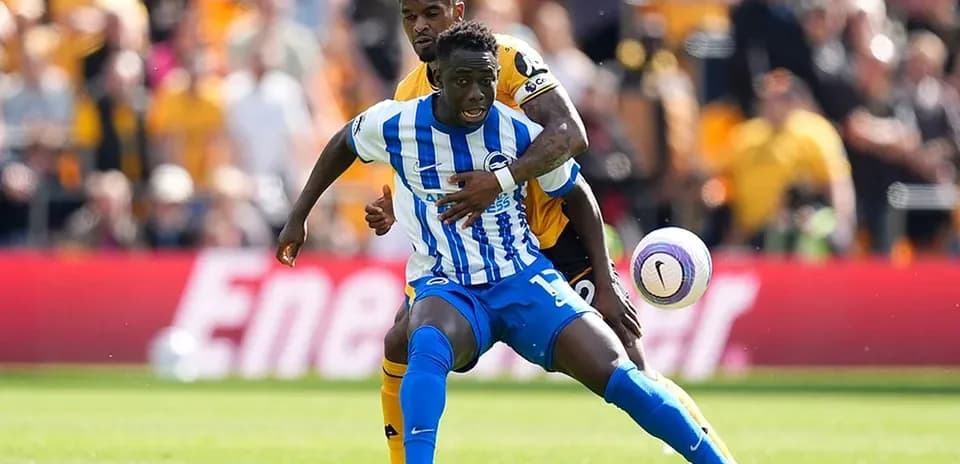 Brighton futbolçusu top üçün mübarizə aparır