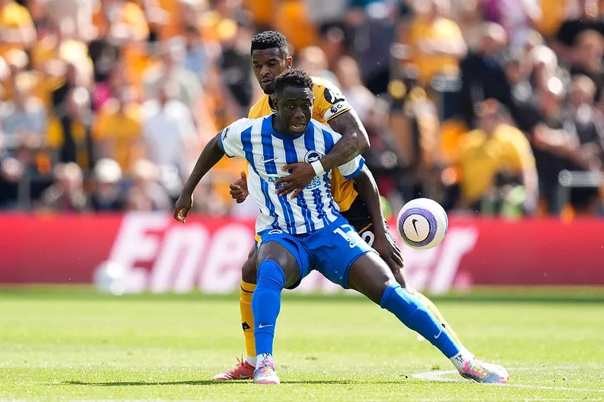 Brighton futbolçusu top üçün mübarizə aparır