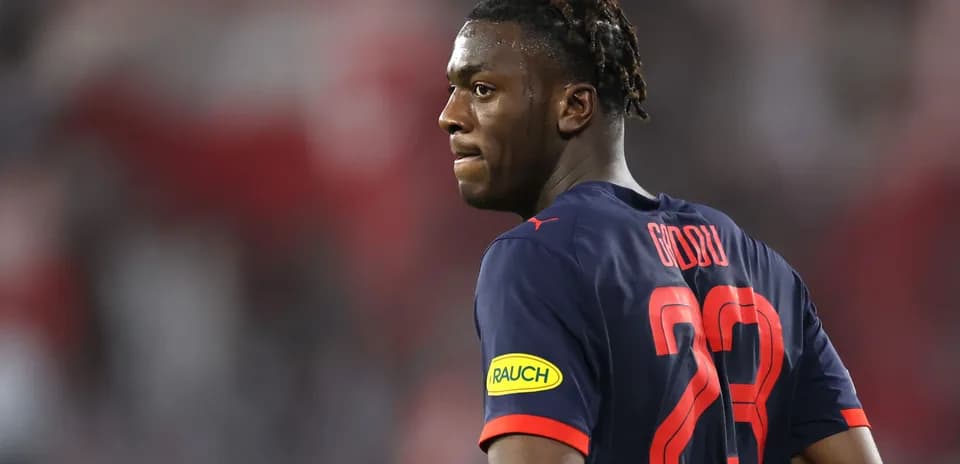 Futbolçu 23 nömrəli forma ilə oyun zamanı
