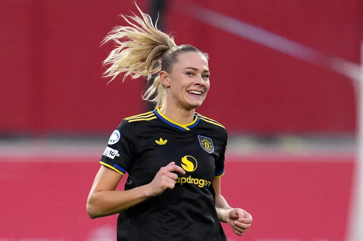 Futbolçu qara forma ilə oyun zamanı gülür