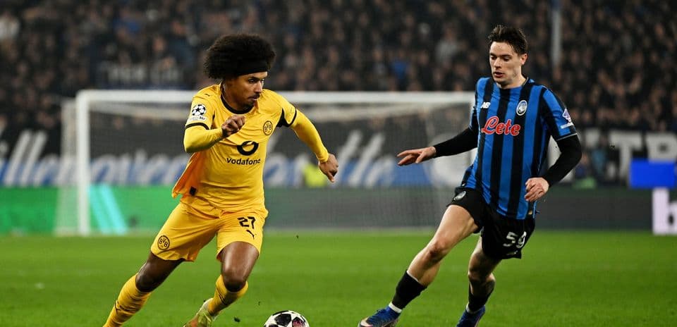 Atalanta və Borussia Dortmund futbolçuları top üçün mübarizə aparır