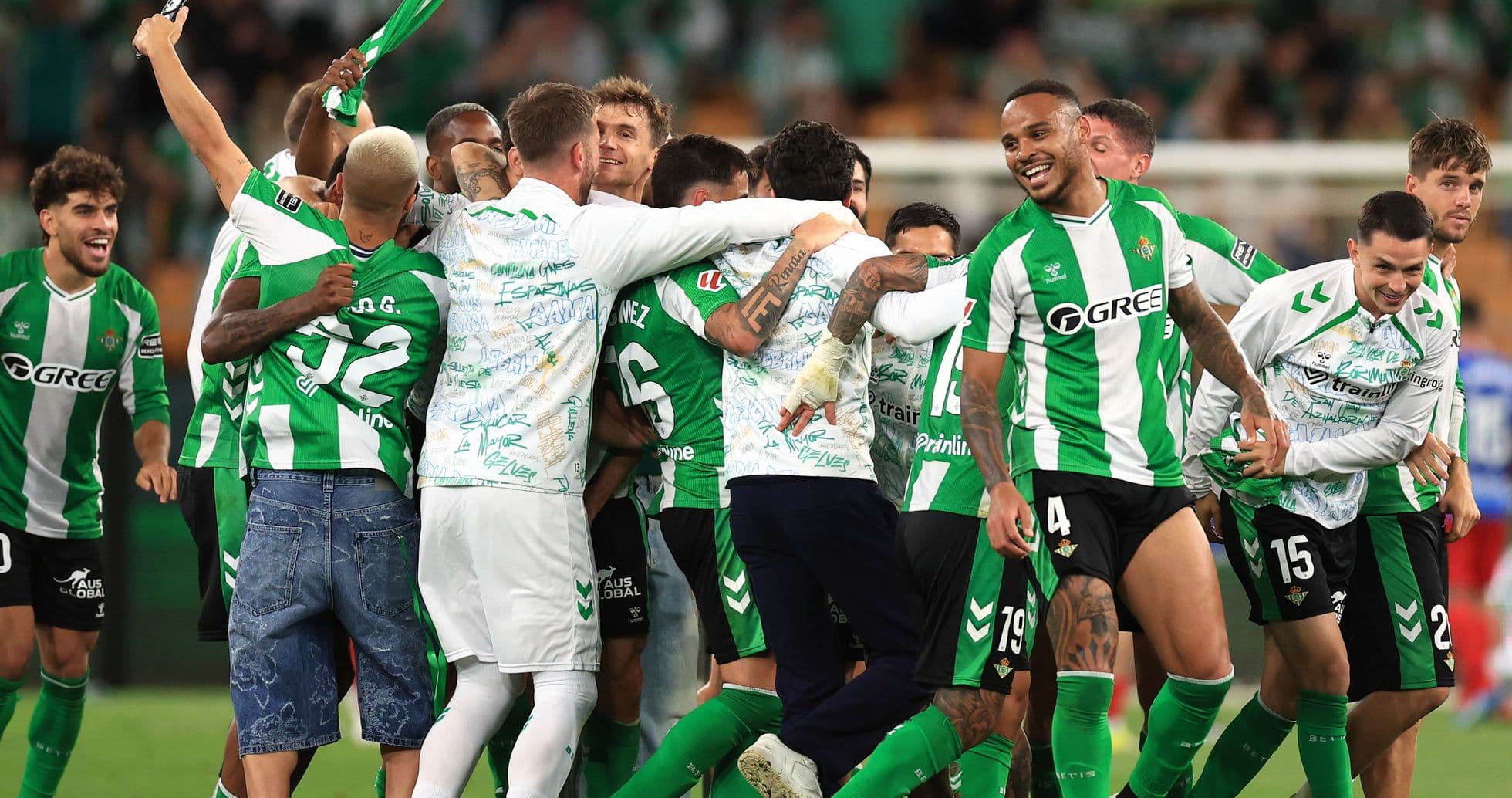Real Betis futbolçuları qələbə sevinci yaşayır