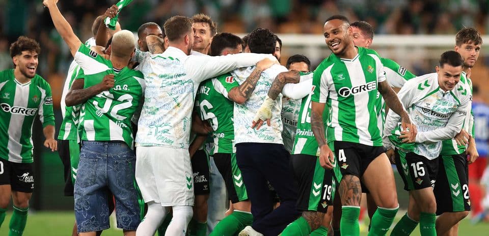Real Betis futbolçuları qələbə sevinci yaşayır