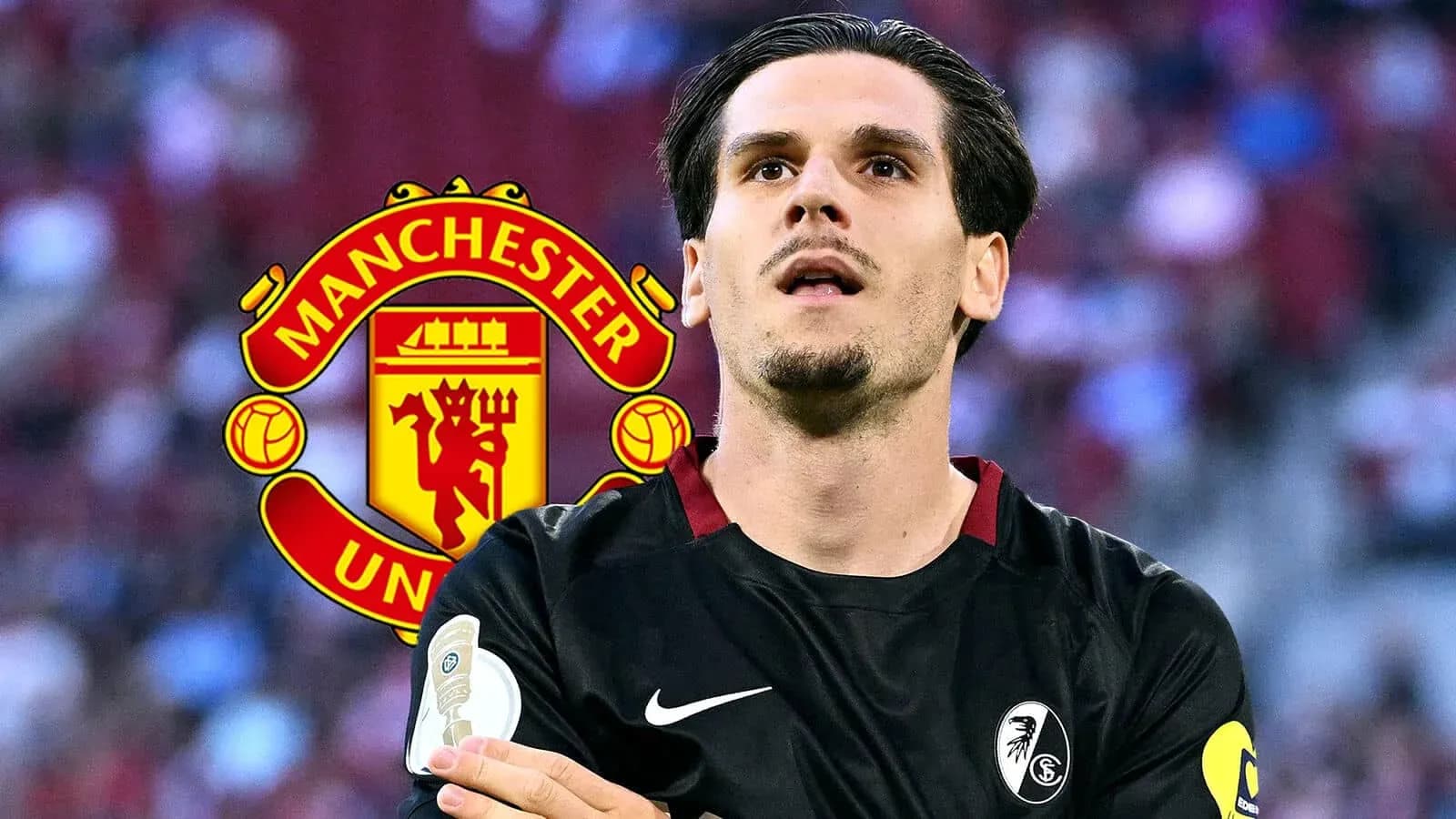 Futbolçu Manchester United logosu arxasında durur