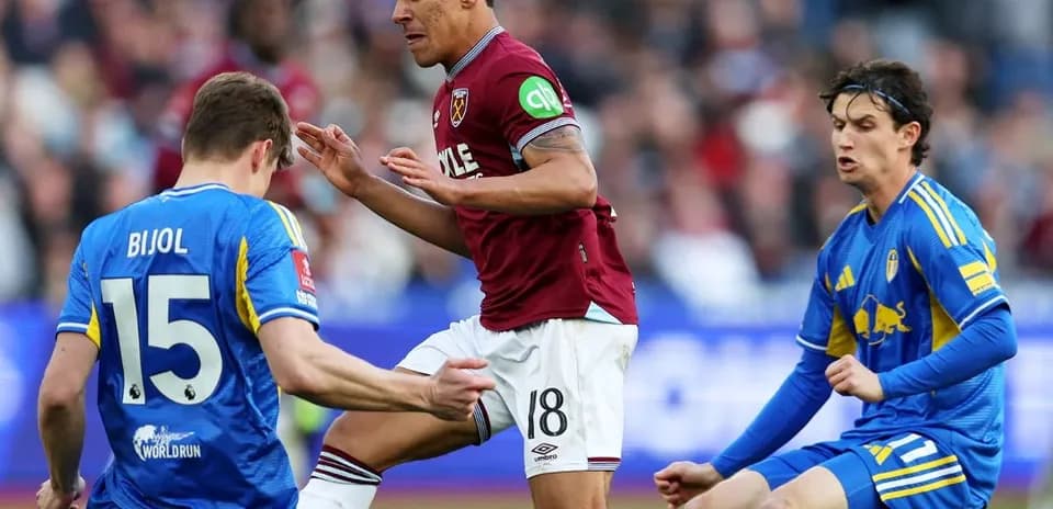 West Ham və Leeds futbolçuları top üçün mübarizə aparır