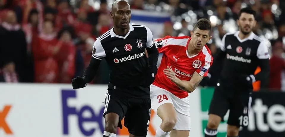 Beşiktaş və Hapoel Beer Sheva oyunçuları mübarizə aparır