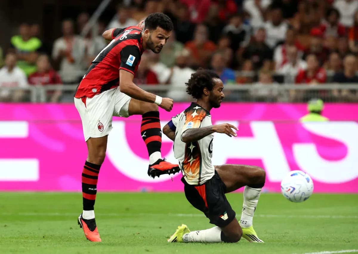 AC Milan oyunçusu topa zərbə vurur