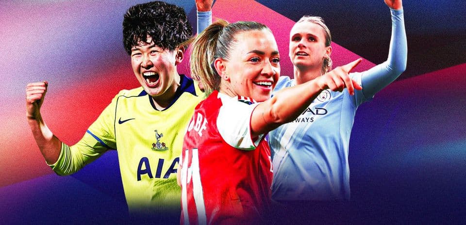 Üç qadın futbolçu sevinclə bayram edir