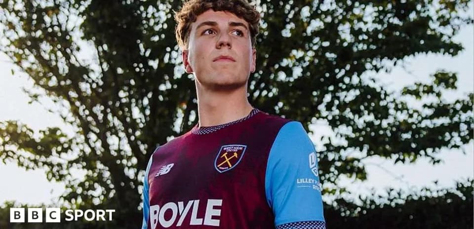 Gənc futbolçu West Ham formasında poz verib