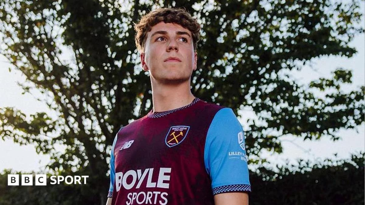 Gənc futbolçu West Ham formasında poz verib