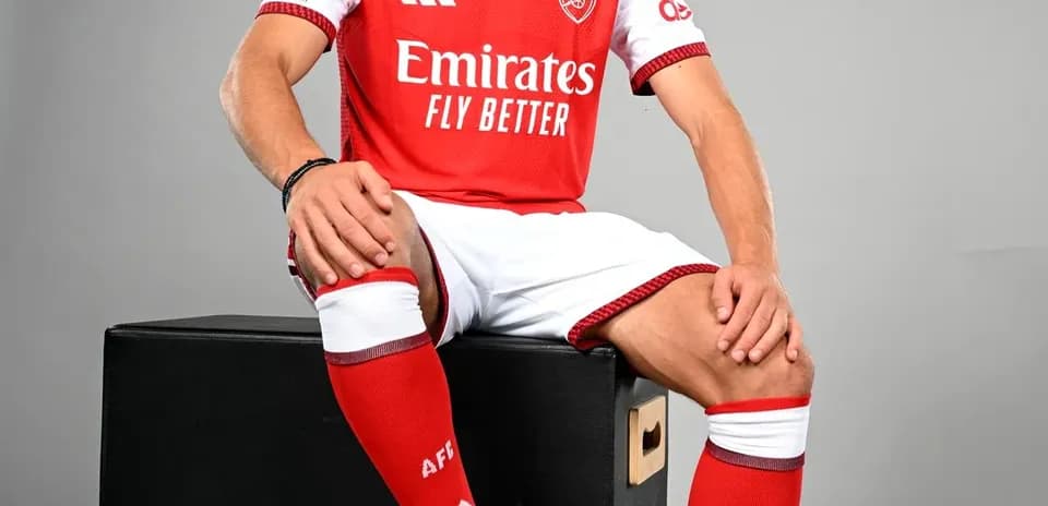 Futbolçu Arsenal formasında oturaraq şəkil çəkdirir