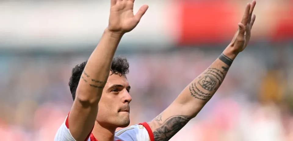 Futbolçu əlini qaldıraraq tərəfdarları selamlayır