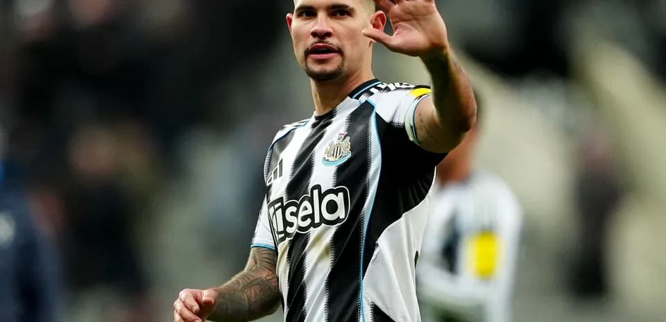 Futbolçu Newcastle formasında tərəfdarlarla əl sıxışır